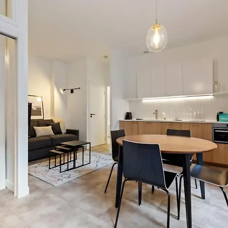 Contemporary & Comfortable 2 Bedroom In *