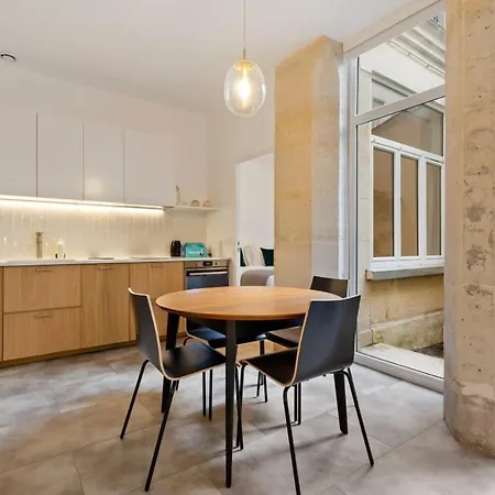 Contemporary & Comfortable 2 Bedroom In * Paris