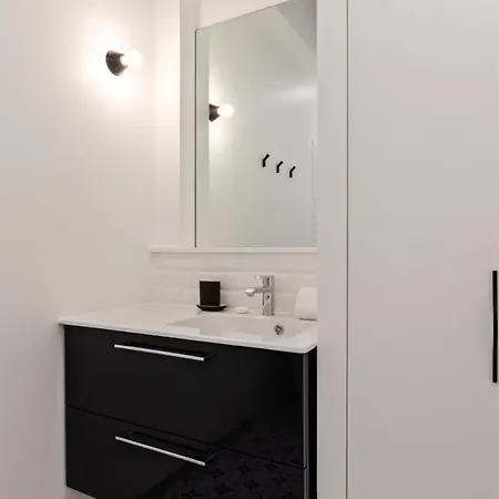 Contemporary & Comfortable 2 Bedroom In Apartment *