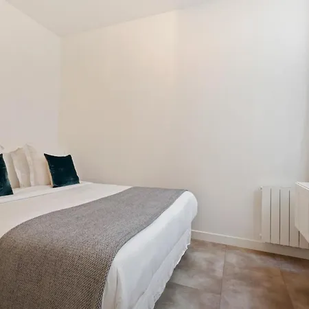 Apartment Contemporary & Comfortable 2 Bedroom In